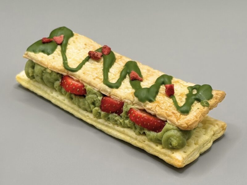 苺を挟んだ贅沢宇治抹茶と小豆パイ